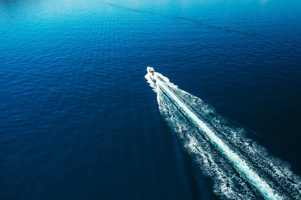 Vista aérea do barco a motor navegando no mar. Marina incrível com o barco de pesca. — Fotografia de Stock