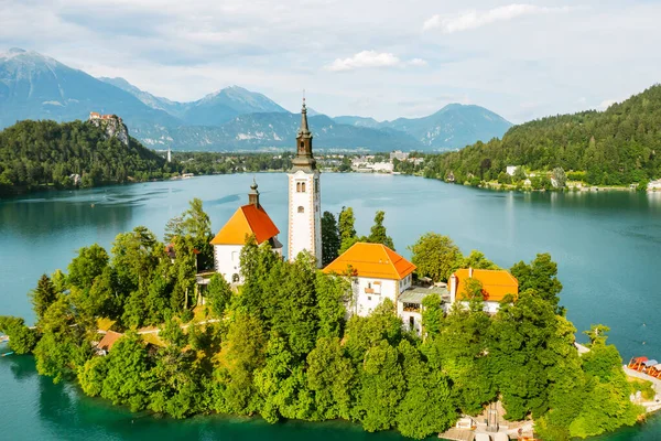 Vue aérienne du lac de Bled avec prise en charge de l'église de pèlerinage Mary sur la petite île sur le fond des Alpes juliennes en Slovénie — Photo