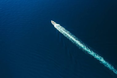 Denizde yüzen motorlu teknenin havadan görüntüsü. Balıkçı teknesiyle inanılmaz bir deniz manzarası.. 