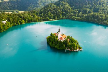 Slovenya 'daki Julian Alpleri' nin arka planındaki küçük adada Mary Pilgrimage Kilisesi 'nin varsayımıyla havadan göl manzarası arttı. 