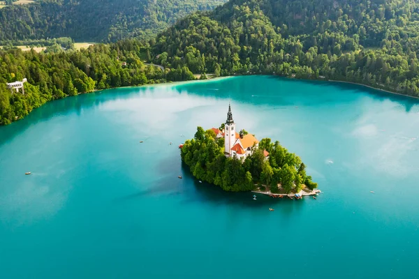 공중에서 본 베드 호수의 모습: 슬로베니아의 줄리안 알프스를 배경으로 작은 섬에 있는 메리 필그림 교회의 가정 — 스톡 사진