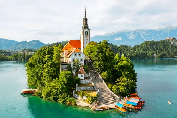 Vue aérienne du lac de Bled avec prise en charge de l'église de pèlerinage Mary sur la petite île sur le fond des Alpes juliennes en Slovénie — Photo