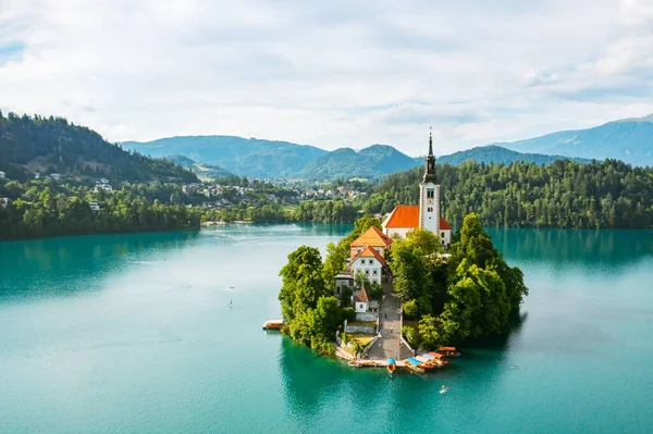 Vue aérienne du lac de Bled avec prise en charge de l'église de pèlerinage Mary sur la petite île sur le fond des Alpes juliennes en Slovénie — Photo