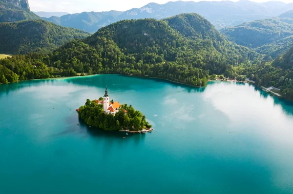 Vista aérea del lago Bled con la asunción de la iglesia de peregrinación de María en la pequeña isla en el fondo de los Alpes Julianos en Eslovenia —  Fotos de Stock