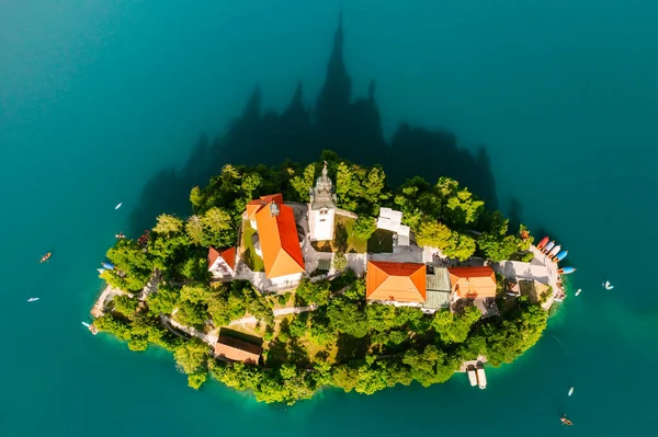 Vista panorámica del lago Bled con la Asunción de la Iglesia María en la isla en el fondo de las montañas de los Alpes Julianos en Eslovenia — Foto de Stock