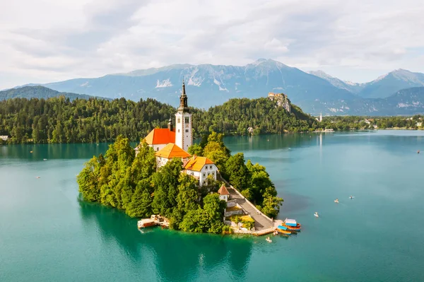 Панорамний вид на озеро Блед з ассумпцією Марії церкви на острові на тлі гір Юліанських Альп у Словенії. — стокове фото