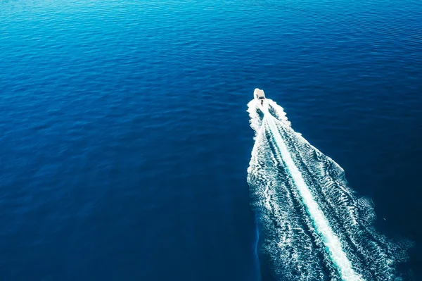 Luchtfoto van de motorboot zeilen in de zee. Verbazingwekkende zeegezicht met de vissersboot. — Stockfoto