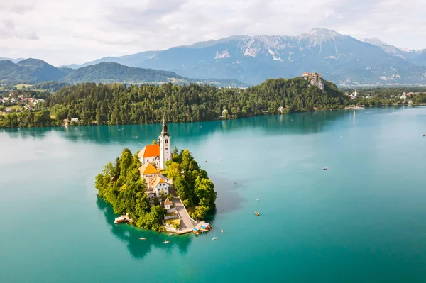 Vista panorámica del lago Bled con la Asunción de la Iglesia María en la isla en el fondo de las montañas de los Alpes Julianos en Eslovenia — Foto de Stock