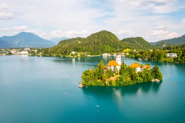 Beau lac de montagne Bled avec eau bleu turquoise avec petite église de pèlerinage sur l'île sur le fond des Alpes juliennes. — Photo
