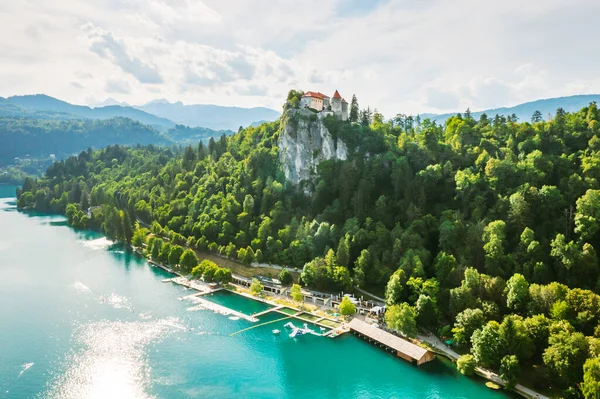 Повітряний вид середньовічного замку на скелі гори під озером Блед з бірюзовою блакитною водою у Словенії. — стокове фото
