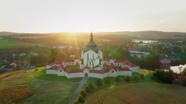 Voler autour de l'église de pèlerinage de Saint Jean de Nepomuk sur la Colline Verte au coucher du soleil. — Video