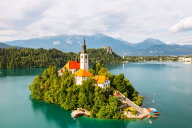 Slovenya 'daki Julian Alps dağlarının arka planında Maria Kilisesi' nin adada varsayımıyla panoramik manzara 