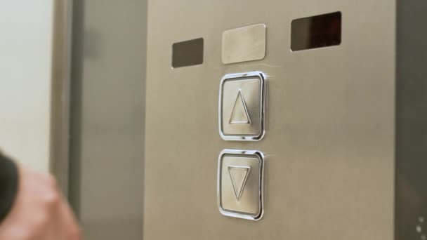 Frau drückt Aufzugstaste, um nach unten zu gelangen — Stockvideo