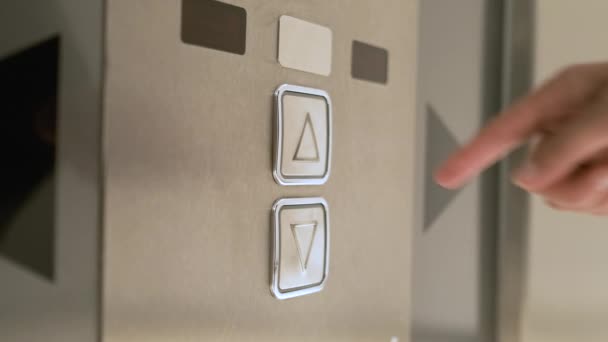 Vrouw drukt op de lift knop om naar boven te gaan — Stockvideo