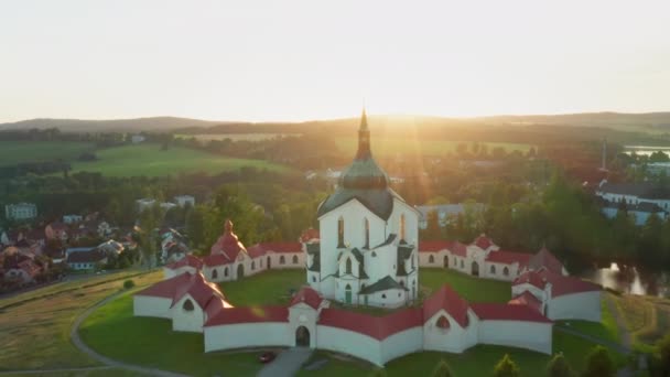 Voler au-dessus de l'église de pèlerinage de Saint Jean de Nepomuk sur la Colline verte au coucher du soleil. — Video