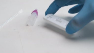 Laboratuvar çalışanı tarafından hızlı antijen COVID-19 testine hazırlama. 
