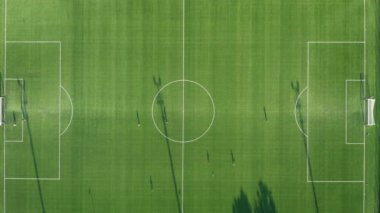 Stadyumun en iyi manzarasında profesyonel sporcular ya da futbol oyuncuları oynuyor.. 