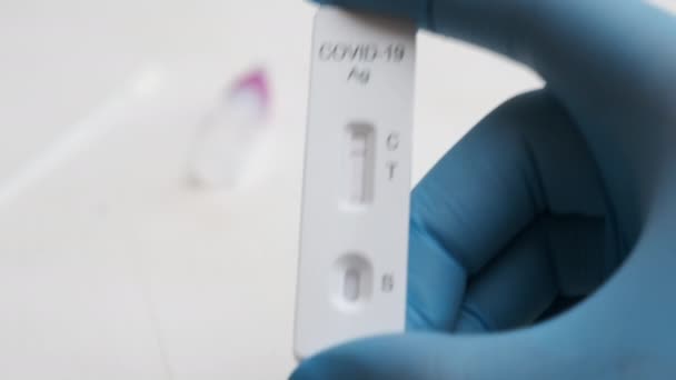 Nachweis eines negativen antigenen Covid-19-Schnelltests durch einen Arzt in Gummihandschuhen. — Stockvideo