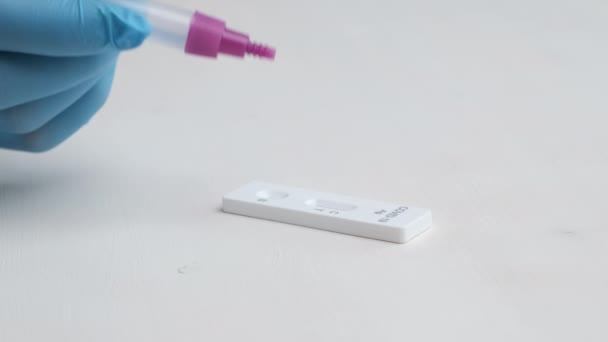 健康監視を確認するための迅速な抗原Covid-19テストに試薬をドロップ — ストック動画