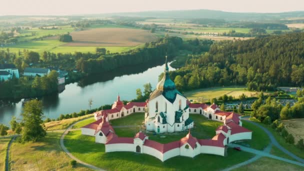夕日の緑の丘の上にネポムクの聖ヨハネ巡礼教会の上を飛ぶ. — ストック動画