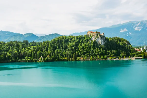 Medieval Castillo de Bled en el acantilado de la montaña bajo el lago Bled con agua azul turquesa en Eslovenia — Foto de Stock