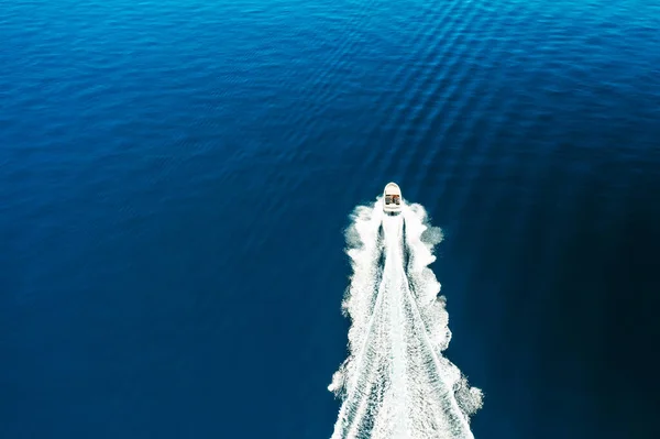 Vista dall'alto della barca o yacht bianco naviga sull'acqua blu del mare Adriatico — Foto Stock
