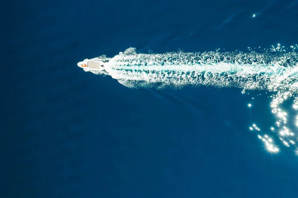 Top uitzicht op de boot of witte jacht zeilen op het blauwe water van de Adriatische Zee — Stockfoto