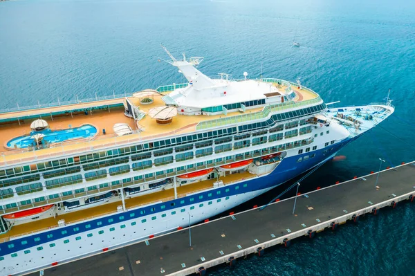 Vista aérea de um navio de cruzeiro de luxo ou linear com uma piscina no telhado ancorada na marina. — Fotografia de Stock