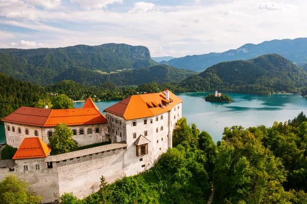 Vue aérienne du château médiéval de Bled sur la falaise de la montagne sous le lac de Bled avec de l'eau turquoise bleue en Slovénie — Photo