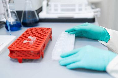 Laboratuvardaki test tüpleriyle rafları kapatın..