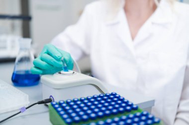 Analitik kimyager bileşikleri tanımlamak ve ölçmek için HPLC analizi için örnekler hazırlıyor