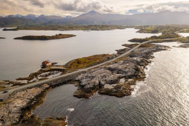 Atlantik Okyanus Yolu 'nun uzantısı zarif bir şekilde Norveç sularına bağlanan adalar boyunca kıvrılıyor. İnsan yaratıcılığının ve ham doğanın uyumlu bir karışımı.