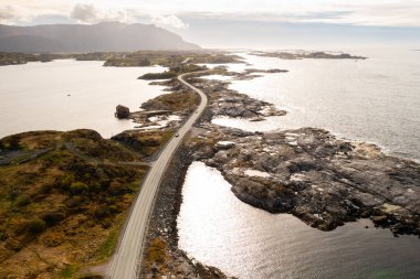 Atlantik Okyanusu yolu karmaşık ada ağını birbirine bağlar. Nadir bitki örtüsüne sahip dağınık adacıklar Norveç 'in eşsiz sahil coğrafyasını sergiliyor