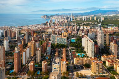 İspanya 'nın ünlü tatil beldesi Benidorm' un panoramik manzarası, ikonik silueti, parıldayan denizi ve kıyı boyunca modern mimarisi ile birlikte. Güzel güneşli Akdeniz manzarası.