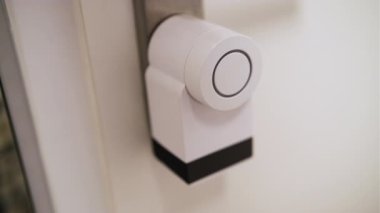 Modern bir mesken kapısına monte edilmiş akıllı bir kapının yan açısı..