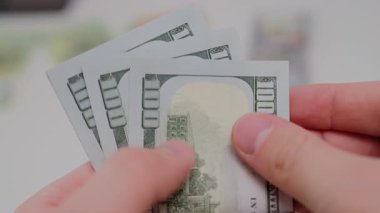 Adam dolar sayıyor. İş finansmanı, gelir hesaplaması ve para yönetimi kavramı.