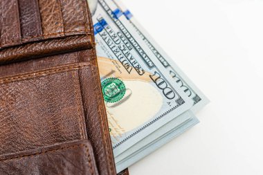 Doldurulmuş Amerikan dolarlarıyla dolu cüzdanı kapat. Nakit tasarrufu, zenginlik, mali güvenlik, kişisel finans ve para depolama kavramı.