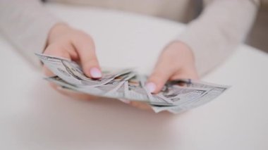 Dolar banknotları düzenleyen kadın. Gelir takibi, bütçe ve mali sorumluluk kavramı.