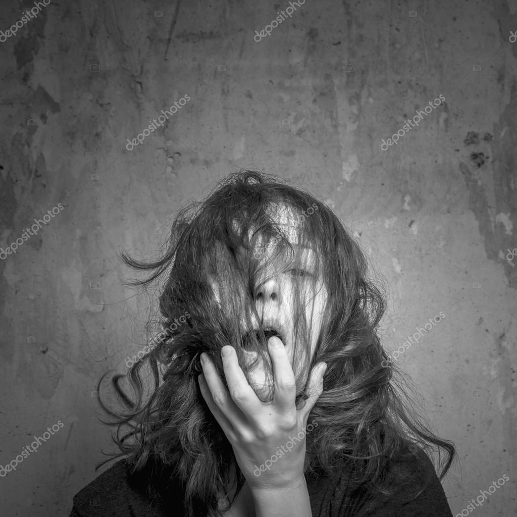 Schreit das Mädchen, SchwarzWeißFoto Stockfotografie lizenzfreie