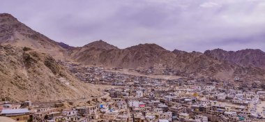 Himalayalı Leh Ladakh Köyü 'nün manzarası ve manzarası Leh Stok Sarayı' nın bakış açısından sıralanırken Jammu ve Kashmir, Hindistan 'da kış mevsimi