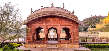 Amer Kalesi Amer, Rajasthan, Hindistan 'da bulunan bir kaledir. Amer, Jaipur 'a 11 kilometre uzaklıkta 4 kilometrekarelik bir alana sahip bir kasabadır.,