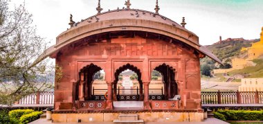 Amer Kalesi Amer, Rajasthan, Hindistan 'da bulunan bir kaledir. Amer, Jaipur 'a 11 kilometre uzaklıkta 4 kilometrekarelik bir alana sahip bir kasabadır.,