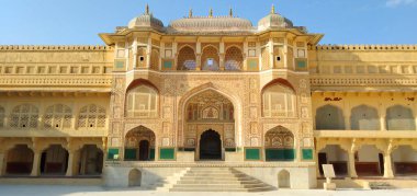 Amer Kalesi Amer, Rajasthan, Hindistan 'da bulunan bir kaledir. Amer, Jaipur 'a 11 kilometre uzaklıkta 4 kilometrekarelik bir alana sahip bir kasabadır.,