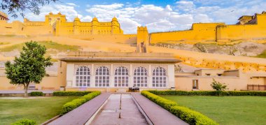 Amer Kalesi Amer, Rajasthan, Hindistan 'da bulunan bir kaledir. Amer, Jaipur 'a 11 kilometre uzaklıkta 4 kilometrekarelik bir alana sahip bir kasabadır.,