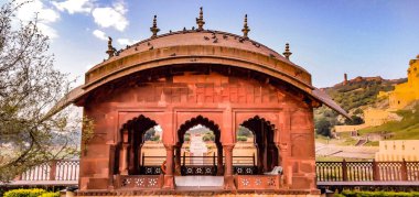 Amer Kalesi Amer, Rajasthan, Hindistan 'da bulunan bir kaledir. Amer, Jaipur 'a 11 kilometre uzaklıkta 4 kilometrekarelik bir alana sahip bir kasabadır.,