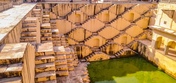 Panna Meena ka Kund Jaipur Jaipur 'da bulunan eski bir basamaktır..