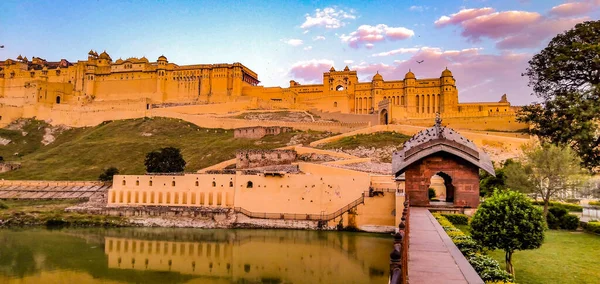 アマー砦 Amer Fort インドのラジャスタン州アマーにある砦 Amerはジャイプールから11キロメートルに位置する4平方キロメートルの面積を持つ町です ロイヤリティフリーのストック画像