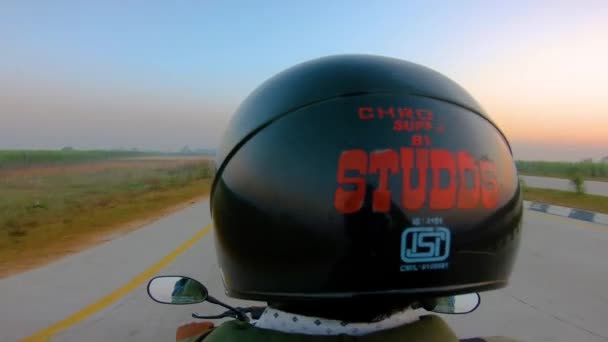 Široký Úhel Natáčení Motocyklisty Koni — Stock video