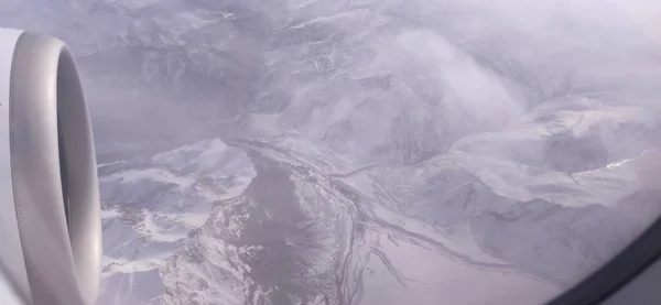 印度北部阿尔卑斯山的空中景观 雪下得正旺 从飞机窗口看到的美妙景色 — 图库照片