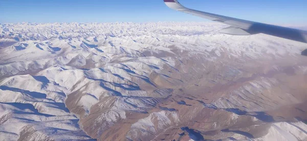 印度北部阿尔卑斯山的空中景观 雪下得正旺 从飞机窗口看到的美妙景色 — 图库照片